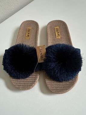 La-a SOLE Navy Pom Pom Slides-nwt